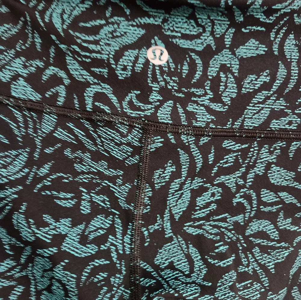 Absolutely gorgeous lululemon size 4 leggings 😍 - Picture 7 of 9
